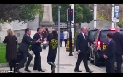 Atacan a David Cameron en plena vía pública