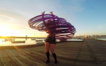 Baila con 30 aros de hula-hula al mismo tiempo