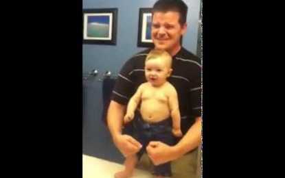 Bebé muestra músculos como su papá