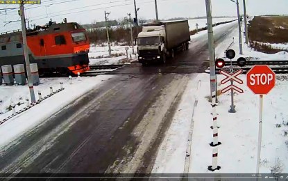 Camionero queda atrapado en las vías y muere arrollado por dos trenes