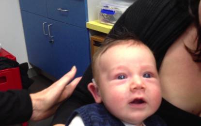 Conmovedora reacción de un bebé sordo al escuchar a sus padres por primera vez