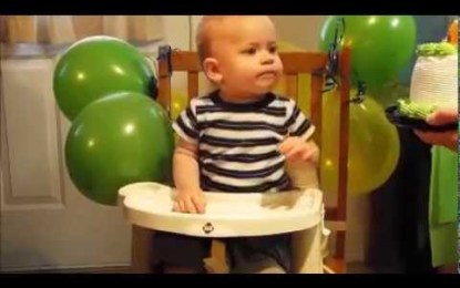 Divertida reacción de un bebe al ver bizcocho de su primer cumpleaños