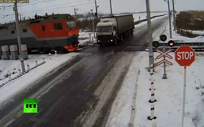 Dos trenes destruyen un camión atrapado en las vías