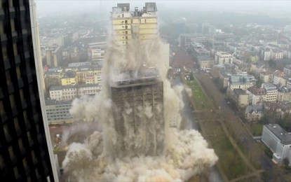 El edificio universitario más alto de Europa se hace polvo en segundos