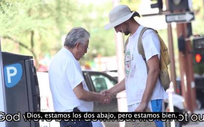 El finge no tener hogar y pide dinero en la calle. A los que lo ayudaron, les alegrará el día…