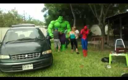 El ‘Increíble Hulk’ se desploma en una fiesta para niños y provoca las carcajadas