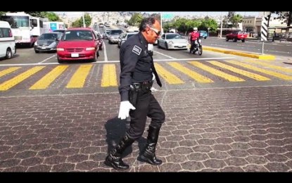 El policía que encandila a peatones y conductores al ritmo de Michael Jackson