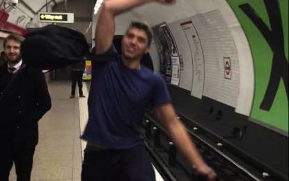 Épico ‘partido’ de ping-pong en el metro de Londres con ‘una pelota fantasma’