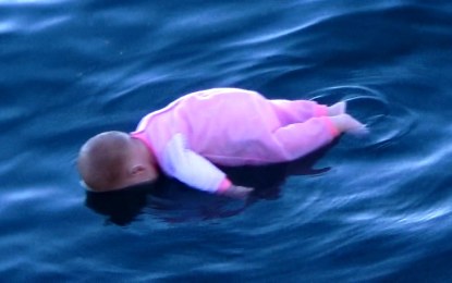 La terrible broma del bebé olvidado que se cae al agua