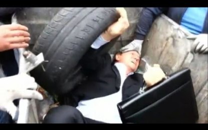 Manifestantes en Ucrania meten a un diputado en un contenedor de basura