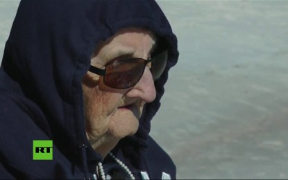 Mujer de 100 años ve el mar por primera vez en su vida