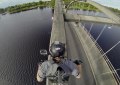 Nervios de acero: atraviesa en moto un puente por su arco