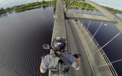 Nervios de acero: atraviesa en moto un puente por su arco