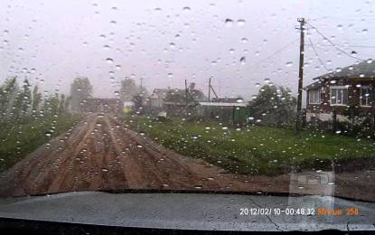 Sale de su garaje segundos antes de que un tornado lo destruya