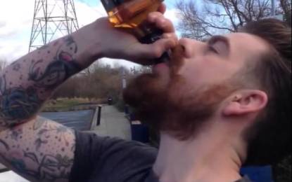 ¡Salud!: Un hombre se bebe una botella de whisky en 13 segundos