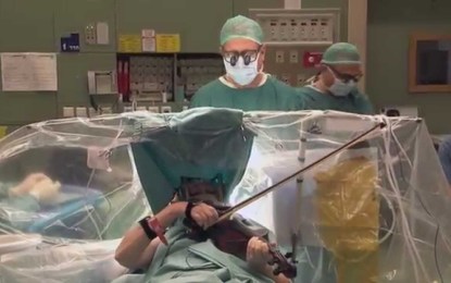 Un mujer toca el violín mientras la operan en el cerebro