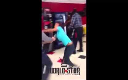 Un profesor detiene una pelea de chicas con una llave de judo maestra