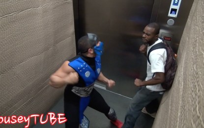 Uno de los personajes de ‘Mortal Kombat’ mata del susto a la gente en el ascensor