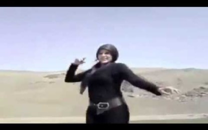 Video de mujer iraní que se quita su velo para bailar se hace viral