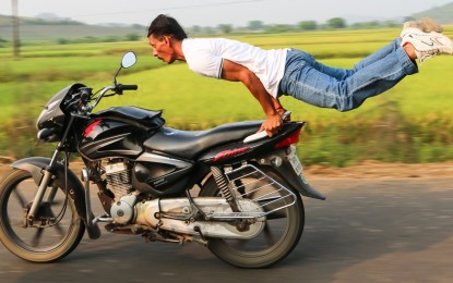 Así se hace yoga encima de una moto a toda velocidad