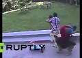 Un niño salva su hermana bebé del ataque de un perro