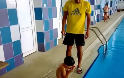 ¿Es esta la mejor manera de ponerse un gorro de natación?