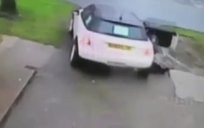 Impactante: un ladrón arrastra a una mujer por el asfalto cuando le roba el coche