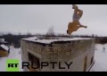 Jóvenes rusos hacen acrobacias en la nieve