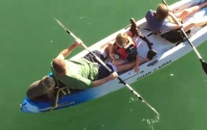 Un encantador lobo marino ‘se cuela’ en un paseo familiar en canoa