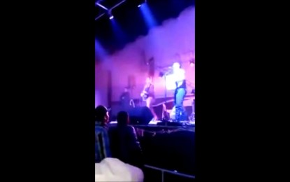 Balean a un cantante en pleno concierto en México