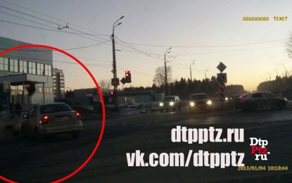 Brutal accidente en Rusia: un motorista sale volando por los cielos tras un fuerte choque