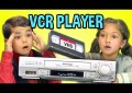 Cómo reaccionan los niños de ahora ante una videograbadora VHS