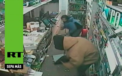 Mujer logra defender la tienda ‘con uñas y dientes’ de dos ladrones armados