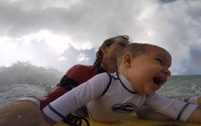 ¡No tiene un año y ya hace bodyboarding!