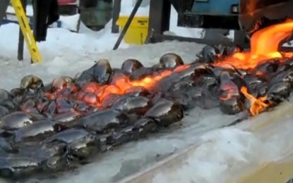 ¿Qué pasa si se vierte lava sobre un bloque de hielo?