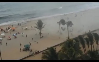 Un increíble tornado de agua derriba a bañistas en Brasil