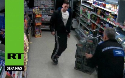 Un policía británico paraliza con una bala eléctrica a un agresor que llevaba un cuchillo