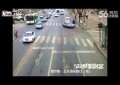 Un taxista chino ‘paseó’ a un policía un kilómetro… ¡en el techo de su coche!