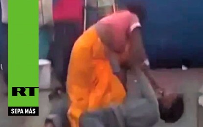 Una mujer azota contra el piso a su acosador en la India