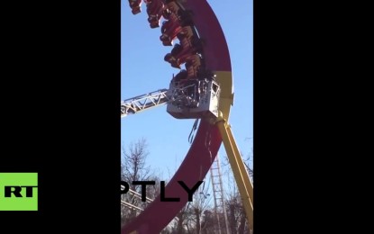 Varias personas quedaron colgadas cabeza abajo en una montaña rusa tras una avería