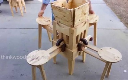 VÍDEO: Hombre inventa asombrosa mesa plegable
