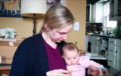 VÍDEO: Mira con lo que se divierte esta bebé