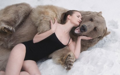 Dos modelos rusas desafían el peligro y posan con un oso pardo gigante