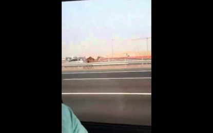 El árabe que persigue descalzo a su camello por una autopista desata la risa en Internet
