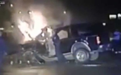 La Policía rescata in extremis a un conductor a punto de ser devorado por el fuego