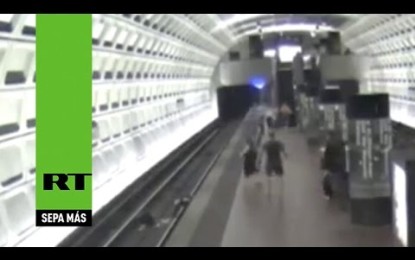 Pasajeros salvan a un hombre en silla de ruedas caído a las vías del metro