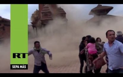 Un turista graba el momento exacto en que comienza el terremoto en Bhaktapur