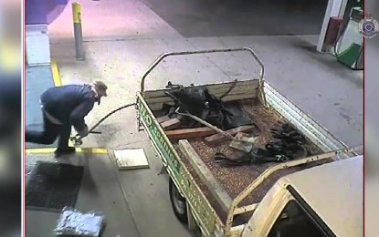 A un desafortunado ladrón se le resiste robar una gasolinera