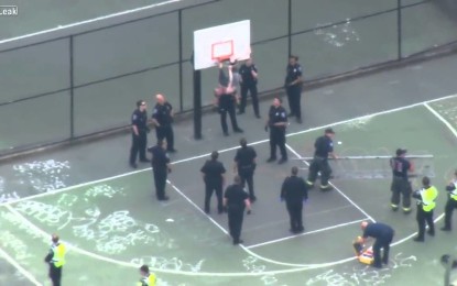¿Cuántos policías se necesita para liberar a un joven atrapado en una canasta de baloncesto?
