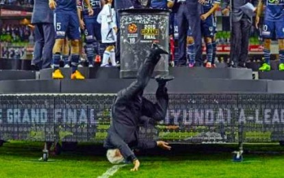 El presidente de la Federación de fútbol australiana se cae al entregar el trofeo al campeón